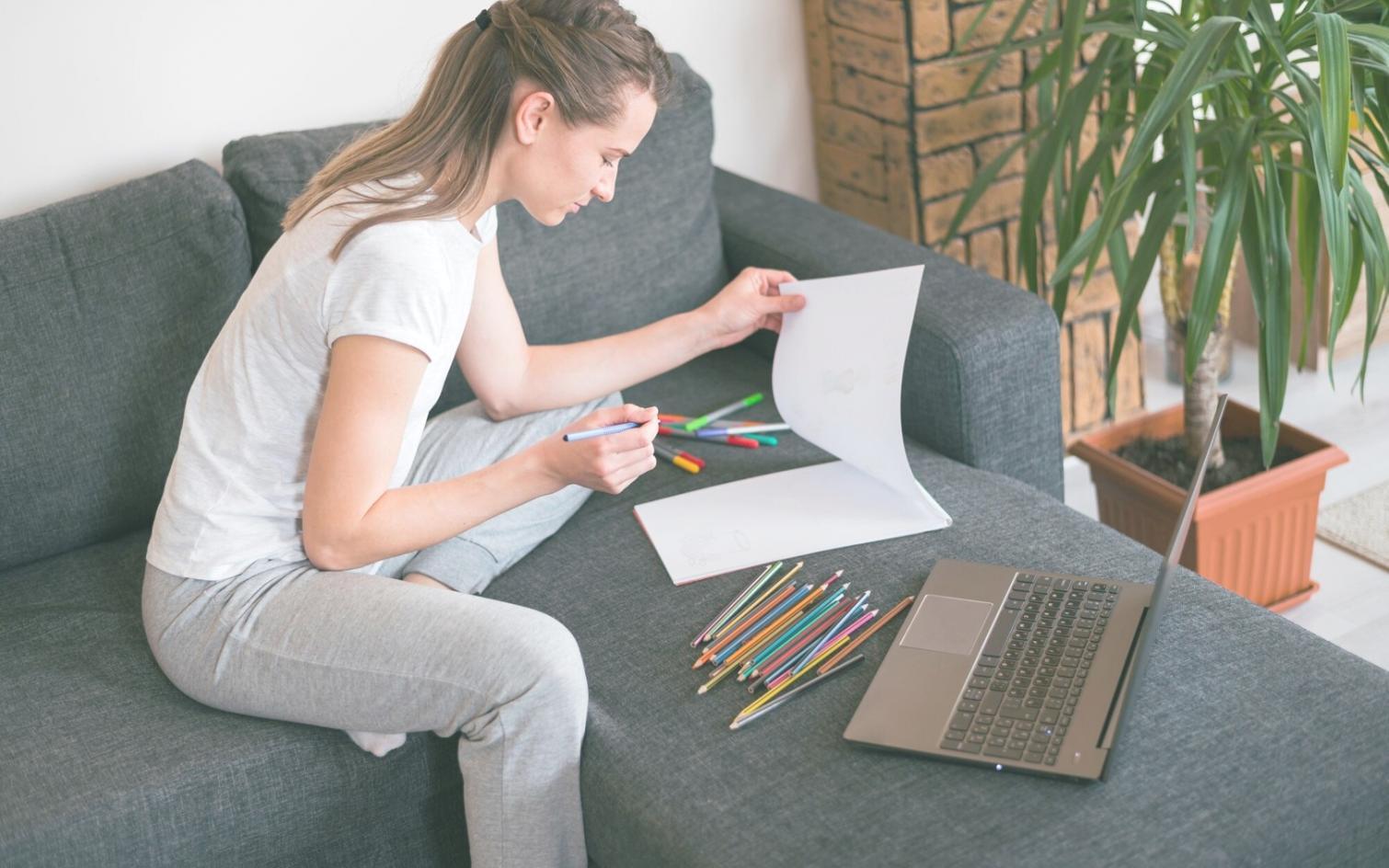 Finanzberatung und Budgetanalyse-Sitzung bei kivoreqlani