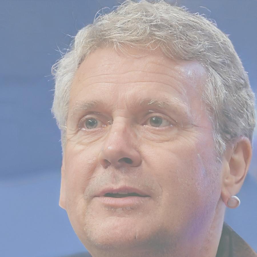 Erfahrener Finanztrainer bei der Arbeit